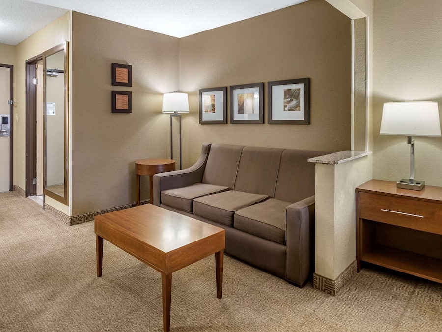 Suite, niet-roken | Een kluis op de kamer, een bureau, verduisterende gordijnen