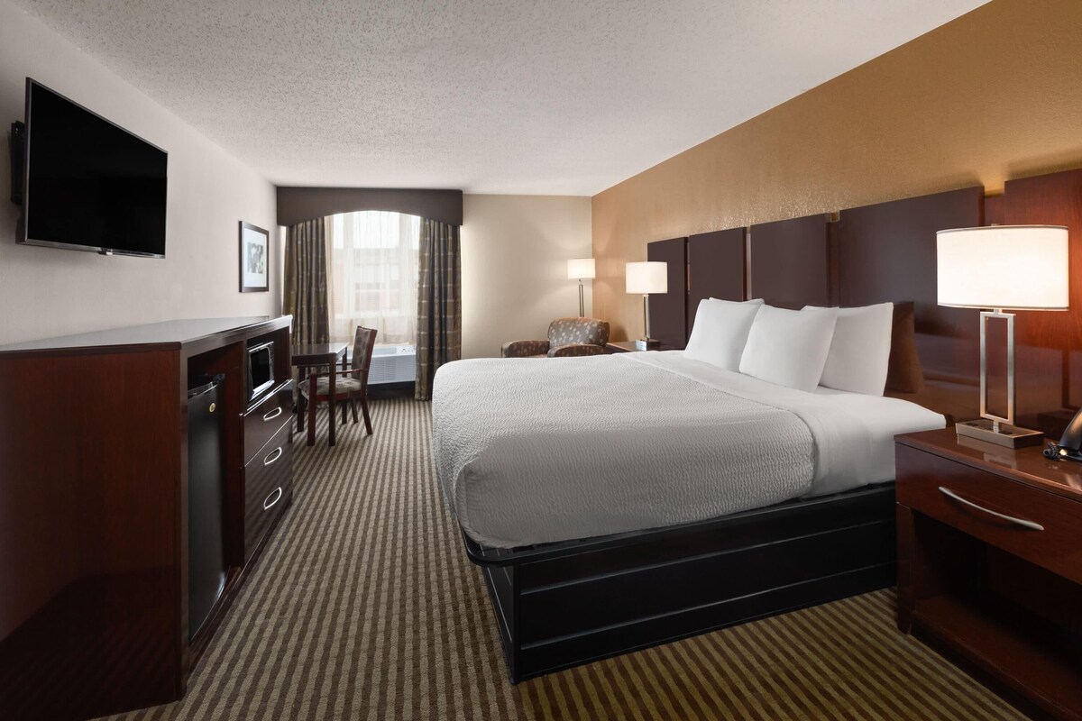 Egyptian cotton sheets, premium bedding, pillow-top beds, desk
