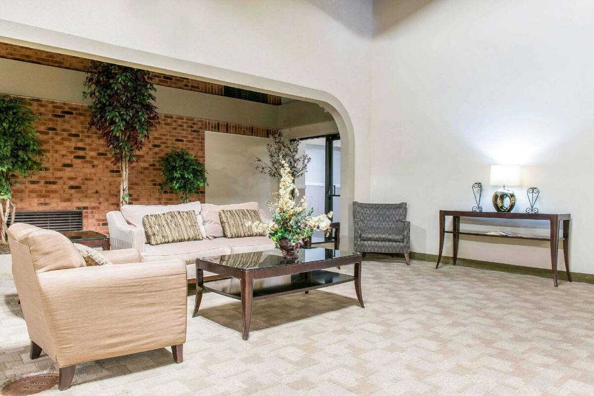 Living area | 32-inch LCD TV with cable channels, TV