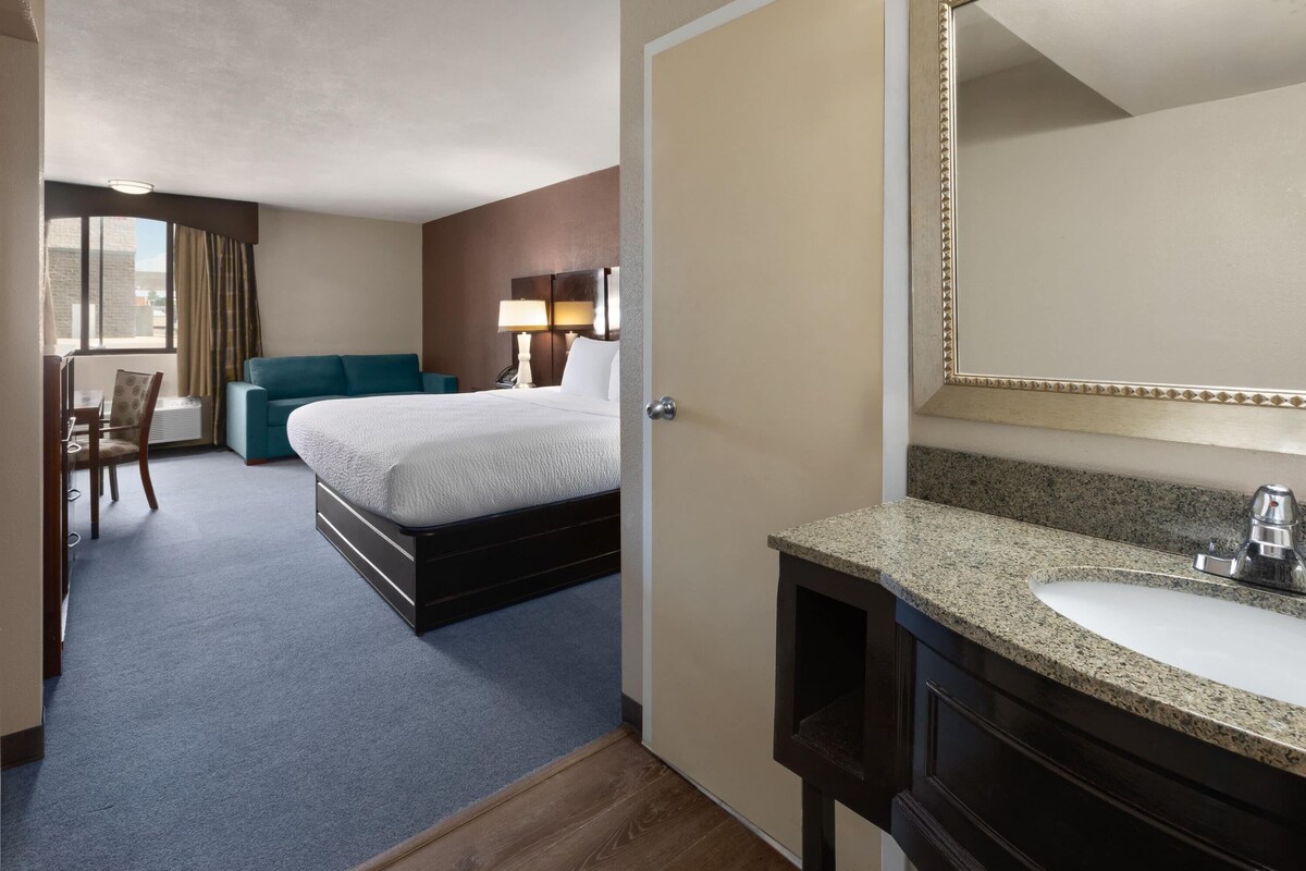 Suite, 1 King Bed, Non Smoking | Egyptian cotton sheets, premium bedding, pillow-top beds, desk