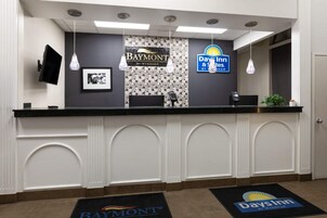 Un mostrador de recepción de hotel con un letrero de Baymont by Wyndham y Days Inn by Wyndham.