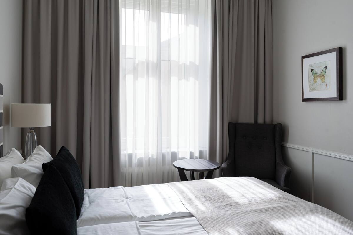 Standard Queen - Lilla Hotellet | 低刺激性寝具、ミニバー、セーフティボックス (室内)、デスク