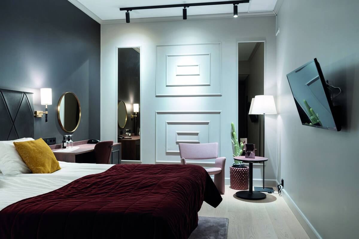Standard Double No Window - Lilla Hotellet | 低刺激性寝具、ミニバー、セーフティボックス (室内)、デスク