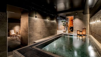 Een sauna, een bubbelbad, een stoombad, massagebehandelingen