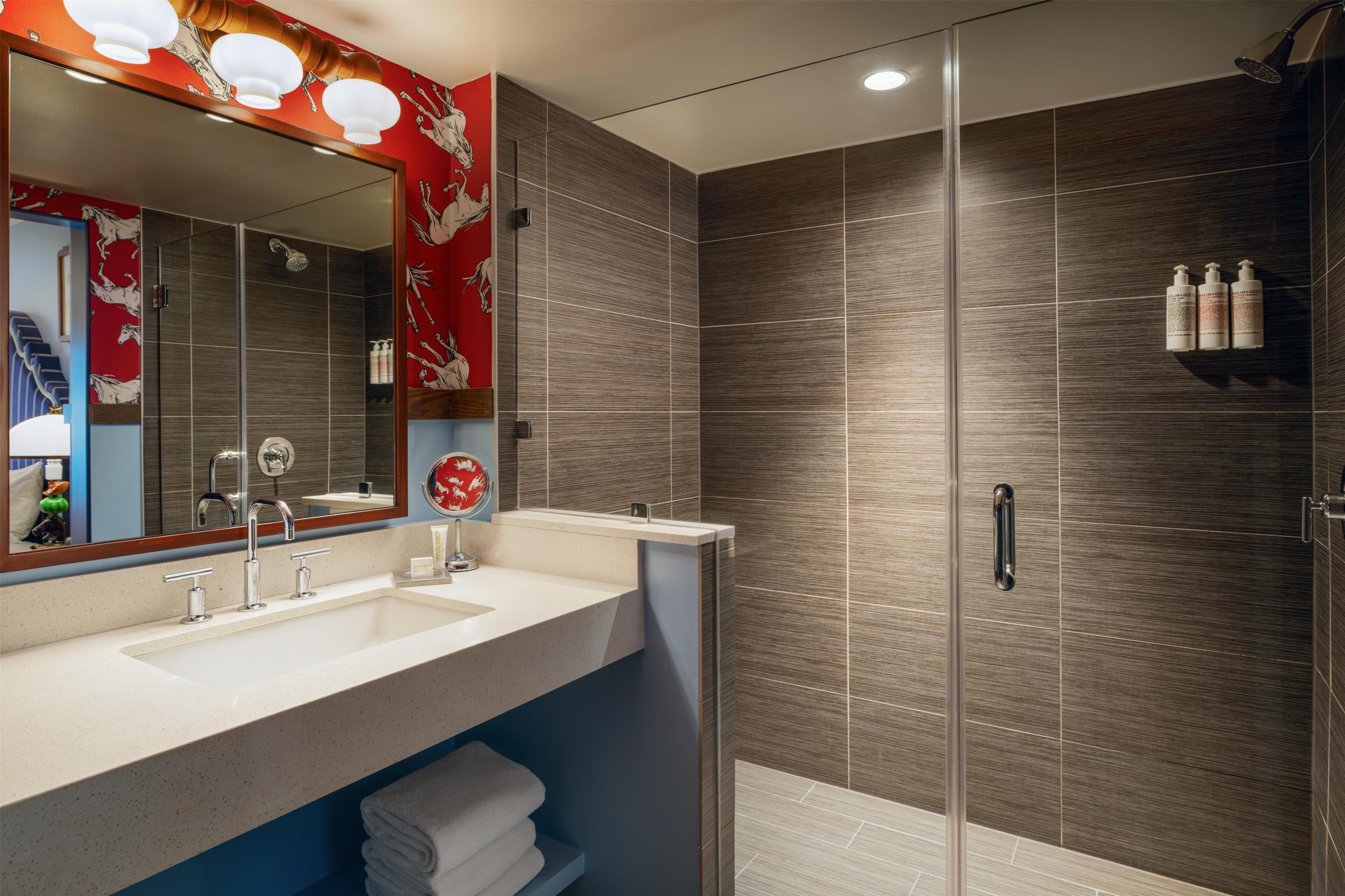 room, 1 king bed, balcony | bathroom shower