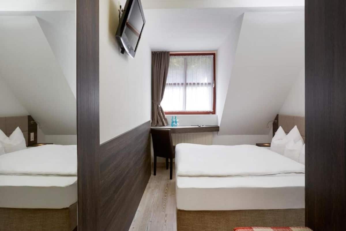 Ropa de cama de alta calidad, colchones con pillow-top y escritorio