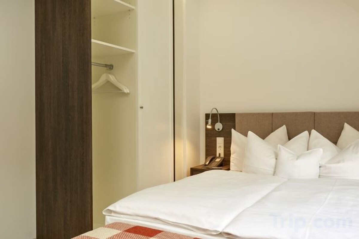 Ropa de cama de alta calidad, colchones con pillow-top y escritorio