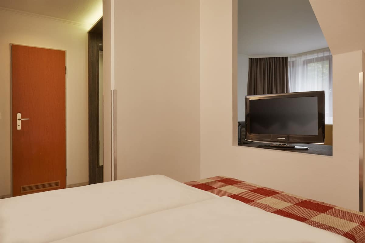 Family Studio, 1 Bedroom | Premium bedding, pillow-top beds, desk, laptop workspace