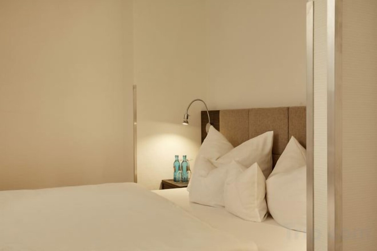 Ropa de cama de alta calidad, colchones con pillow-top y escritorio 
