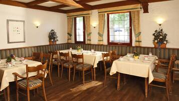 Tägliches Frühstücksbuffet (15 EUR pro Person)