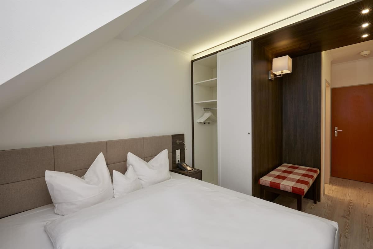 superior single room, 1 bedroom | premium bedding, pillow-top beds, desk, laptop workspace