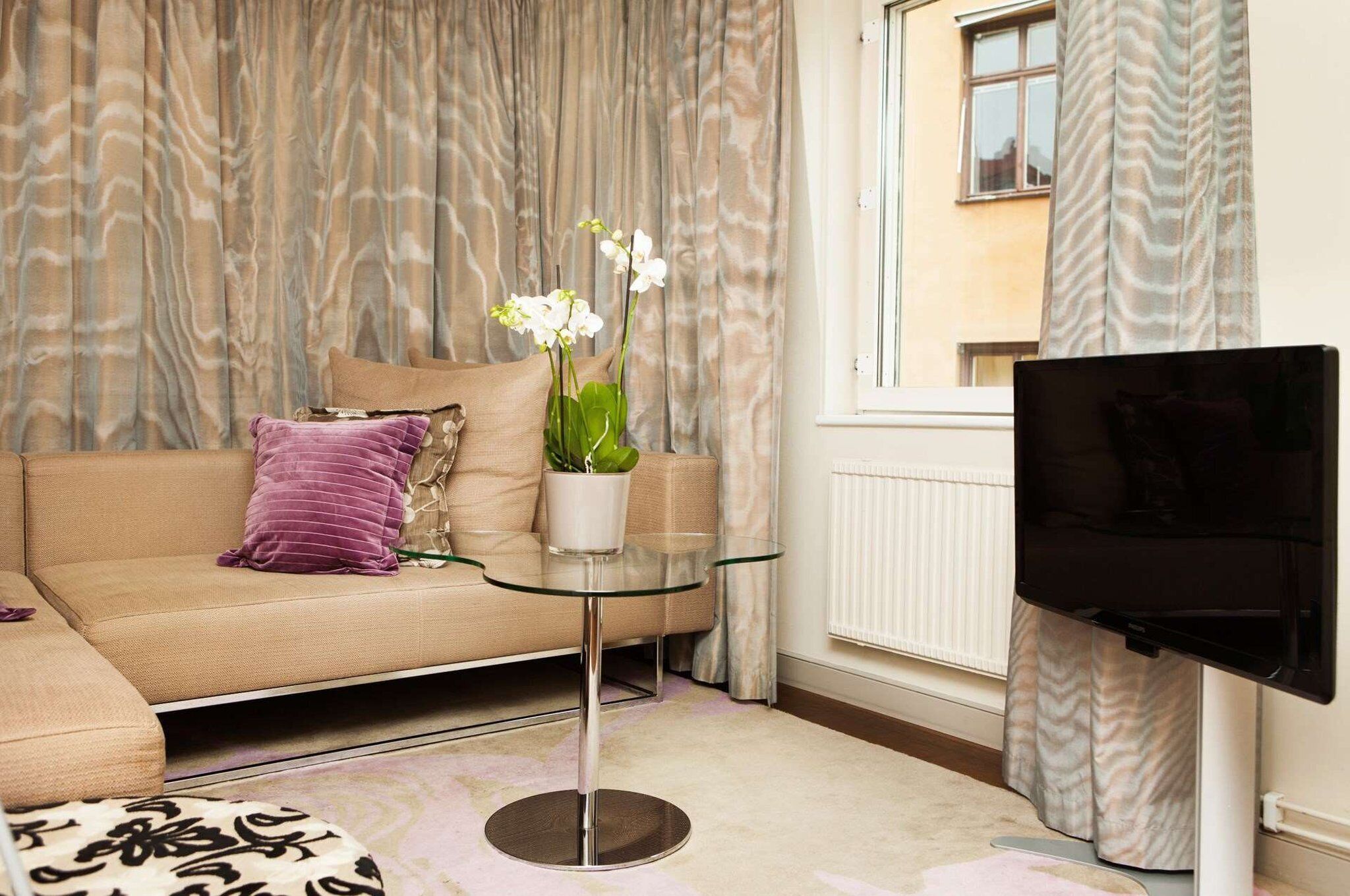 hypo-allergenic bedding, minibar, in-room safe, desk