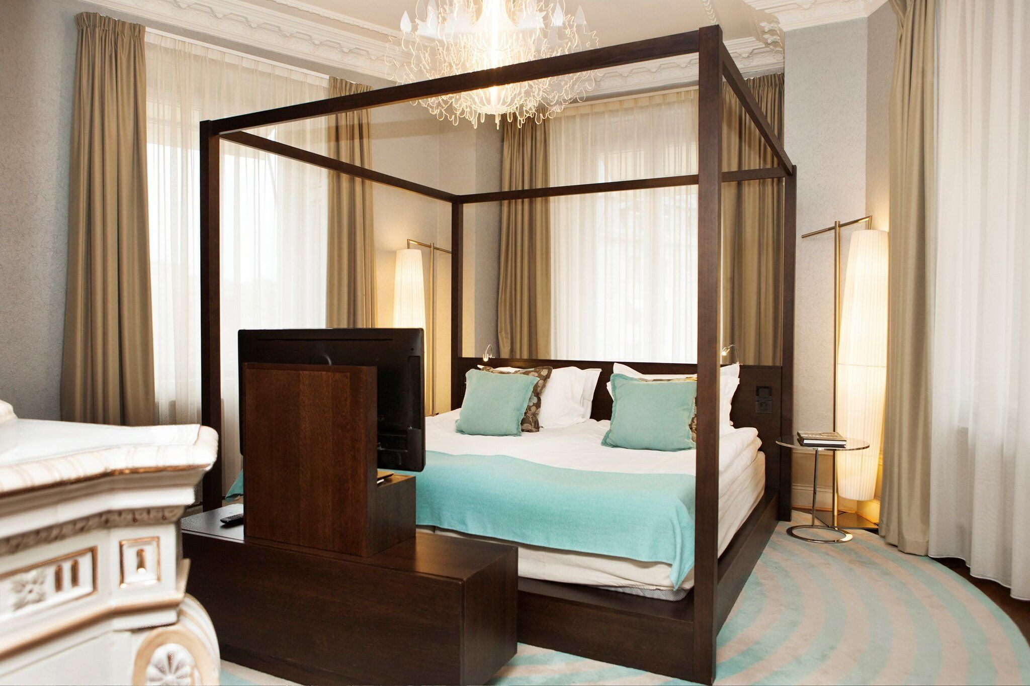 hypo-allergenic bedding, minibar, in-room safe, desk