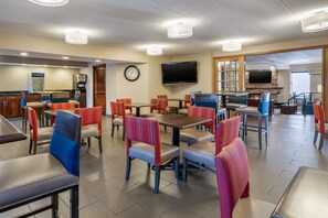 Free daily continental breakfast  - Comfort Inn Grand Rapids Airport (Grand Rapids)
