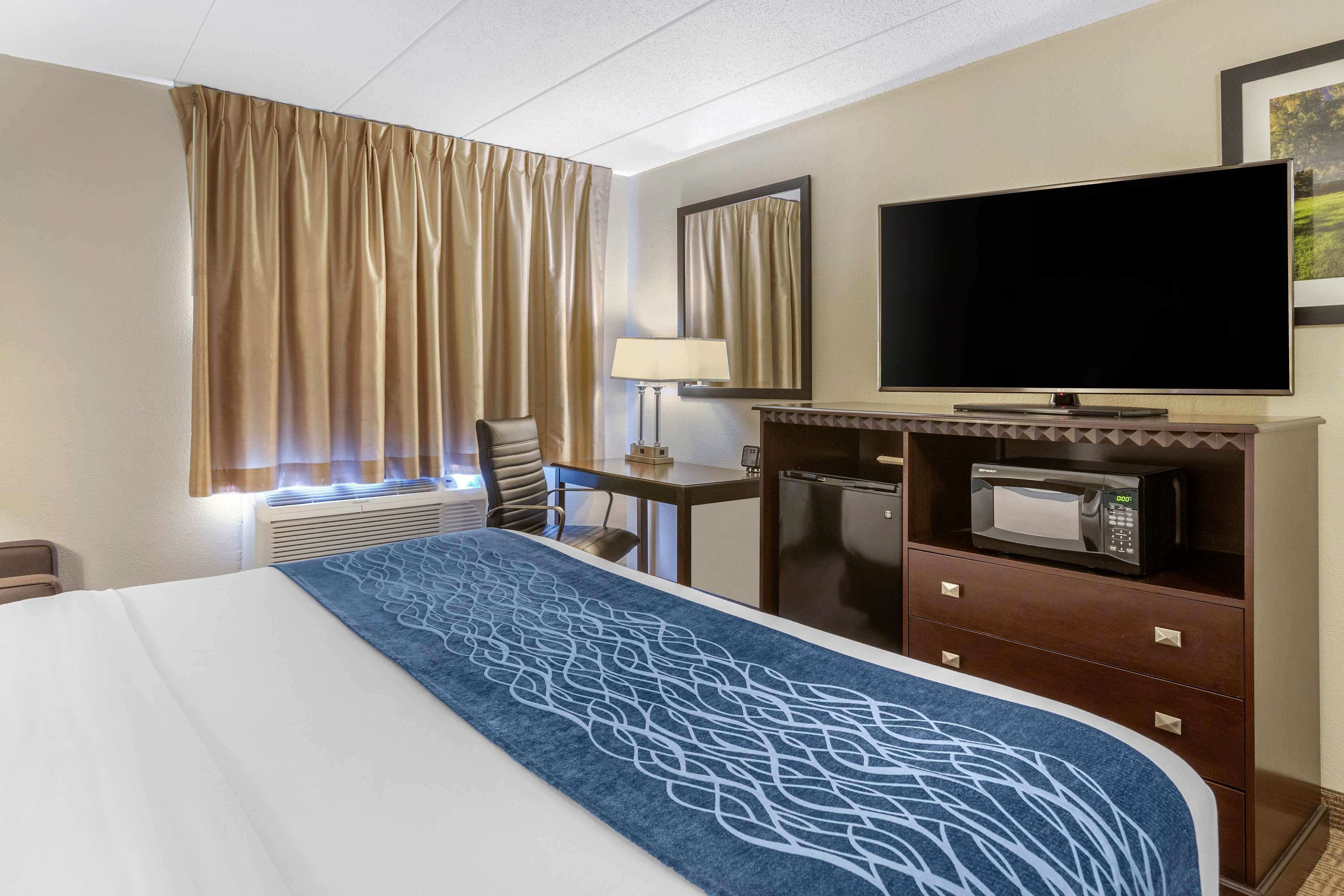 standard room, 1 king bed, non smoking | desk, laptop workspace, iron/ironing board, free cots/infant beds