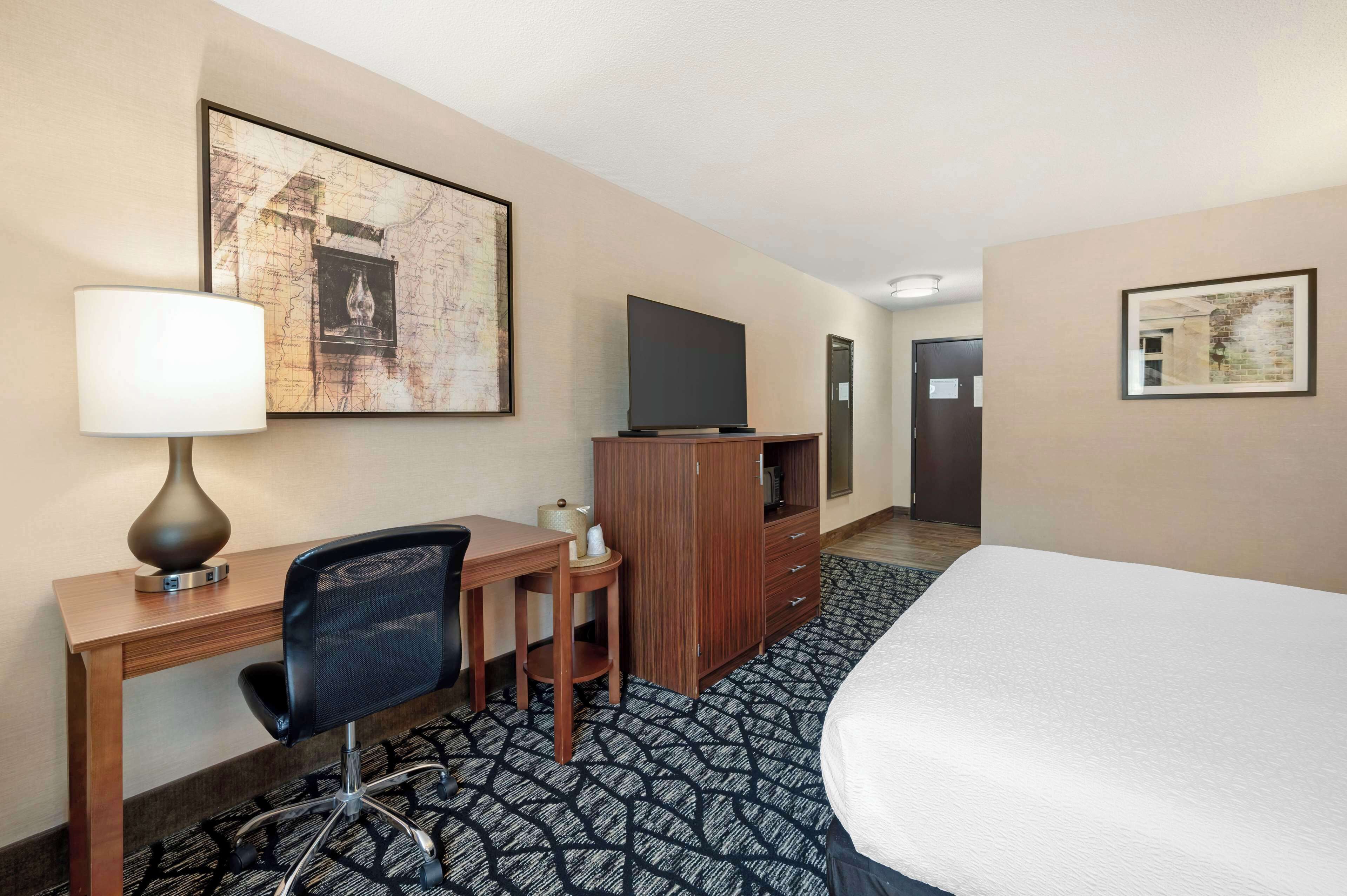 1 bedroom, individually decorated, individually furnished, desk