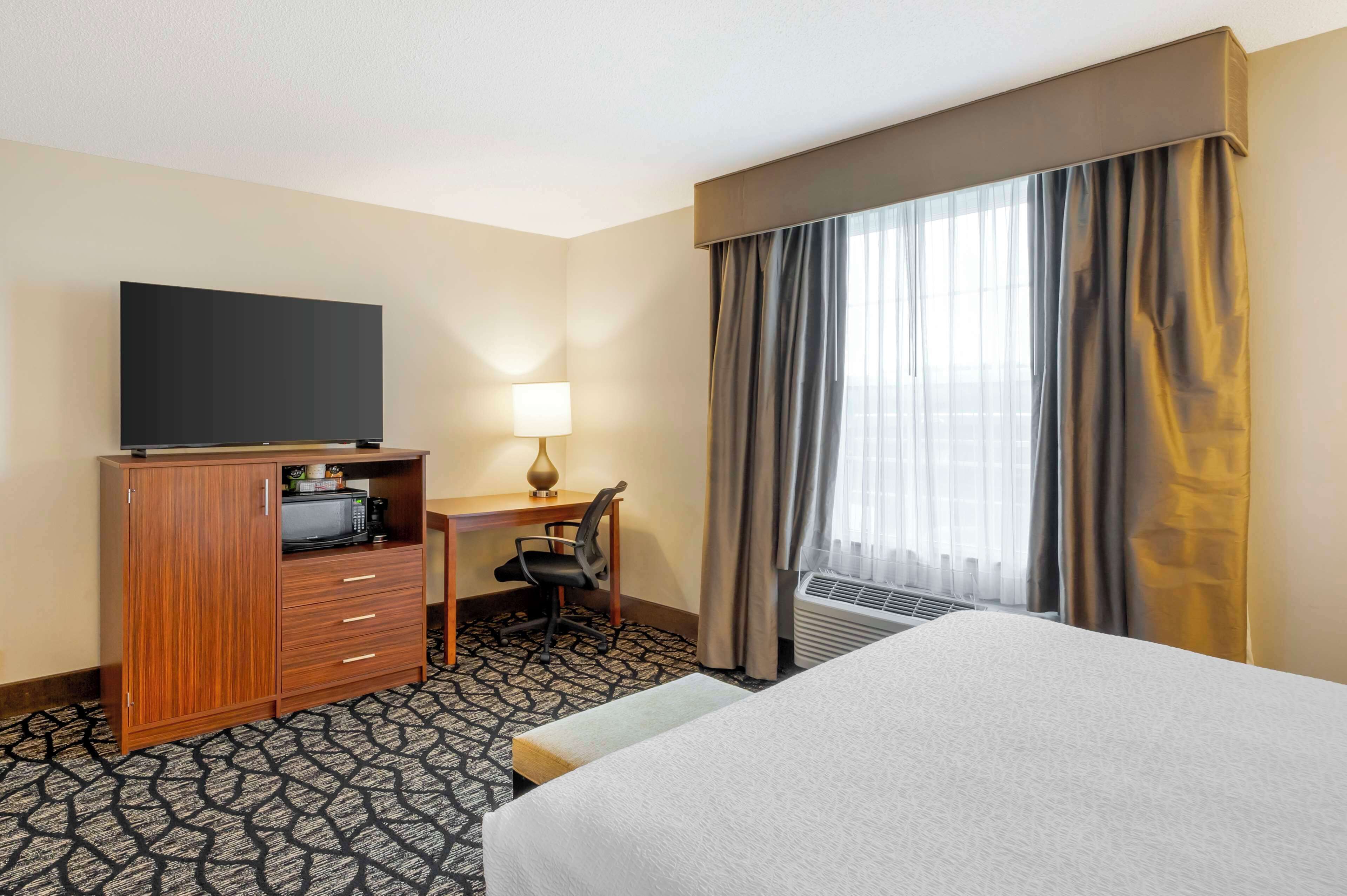 standard room, 1 king bed, non smoking, jetted tub | 1 bedroom, individually decorated, individually furnished, desk