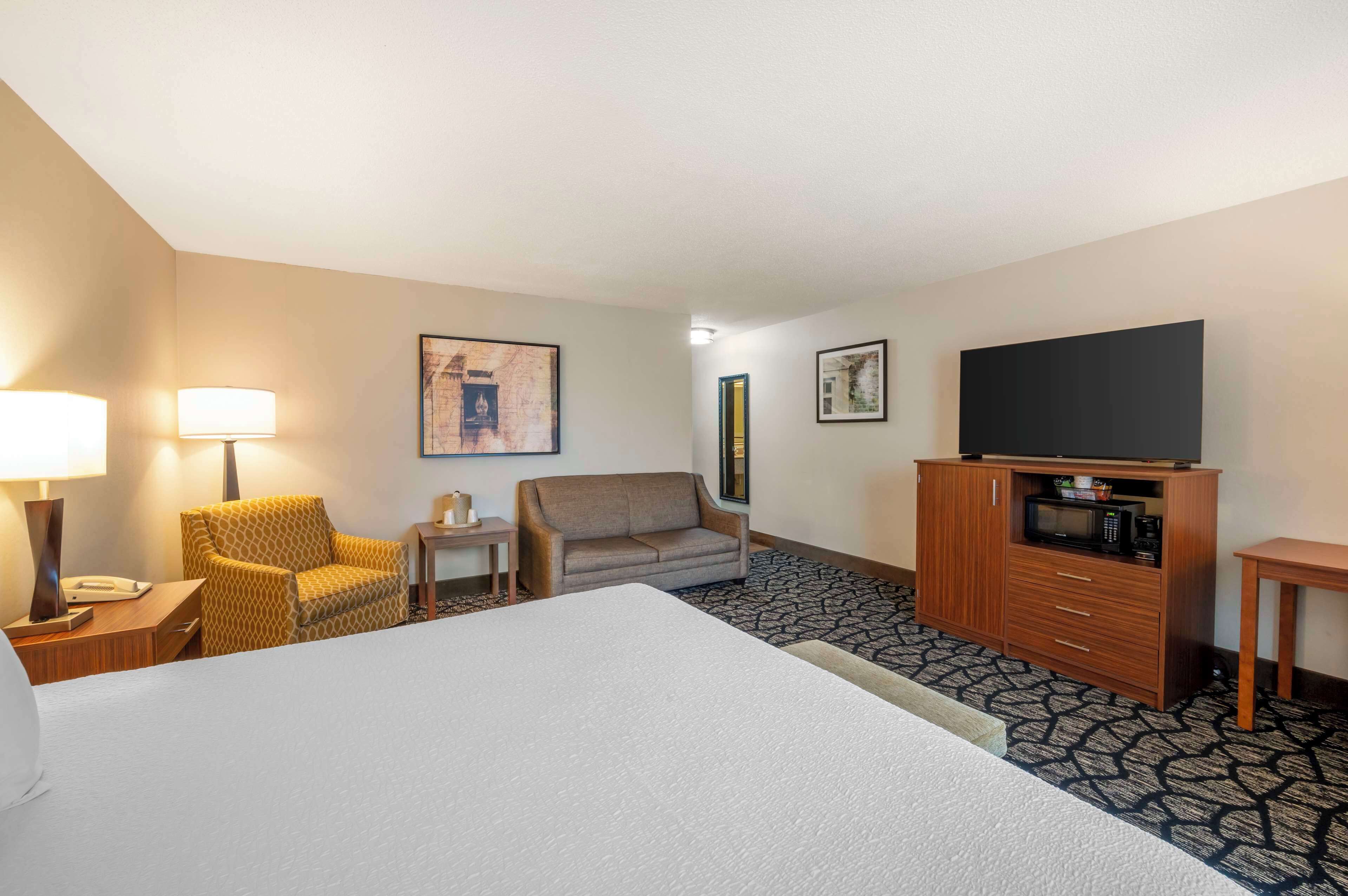 standard room, 1 king bed, non smoking, jetted tub | 1 bedroom, individually decorated, individually furnished, desk