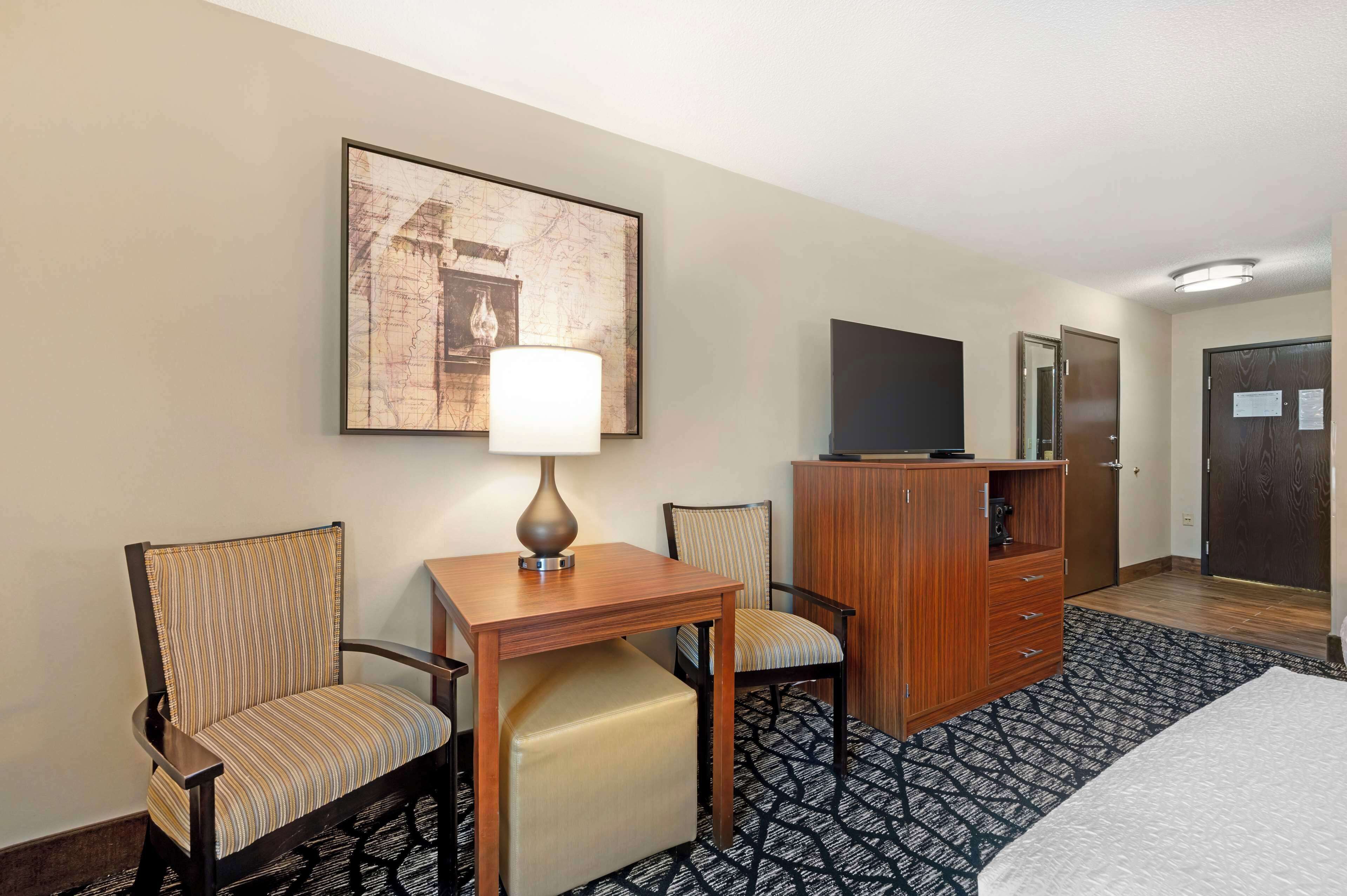 1 bedroom, individually decorated, individually furnished, desk