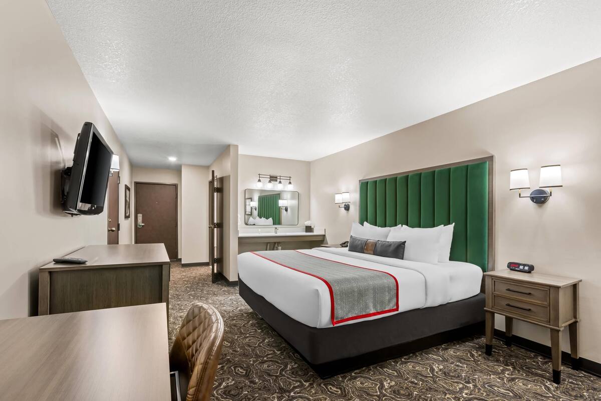 Room, 1 King Bed, Accessible, Non Smoking | In-room safe, desk, WiFi (free), bed sheets