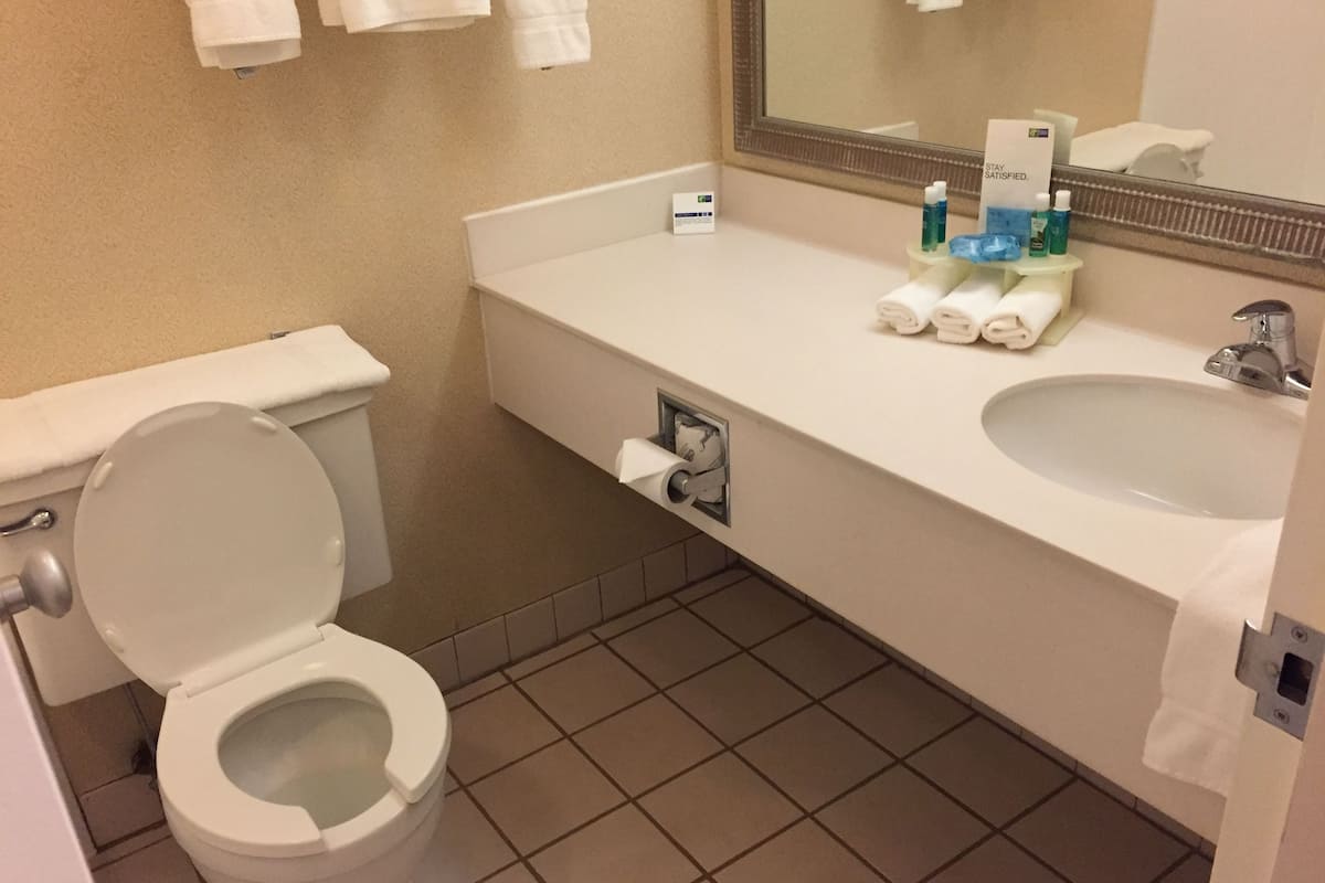 standard room | bathroom | combined shower/bathtub, hair dryer, towels