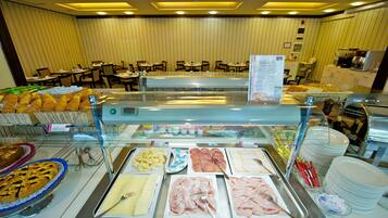 فطور أوروبي يوميًا بتكلفة قدرها (15 EUR للشخص)