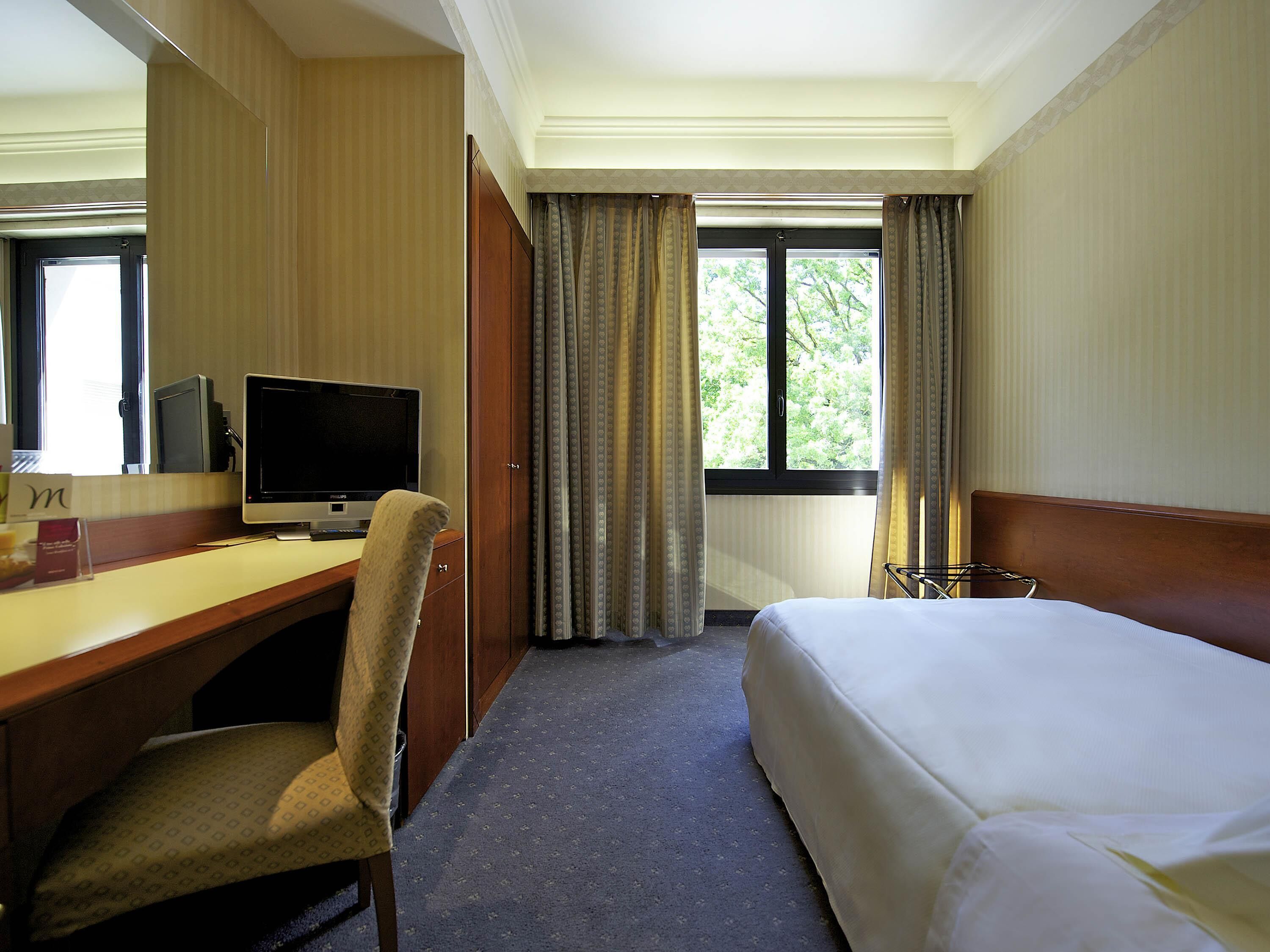 French Bed Room | Minibar, desk, blackout drapes, soundproofing