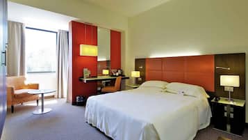 ميني بار ومكتب وستائر تعتيم وتجهيزات عازلة للصوت