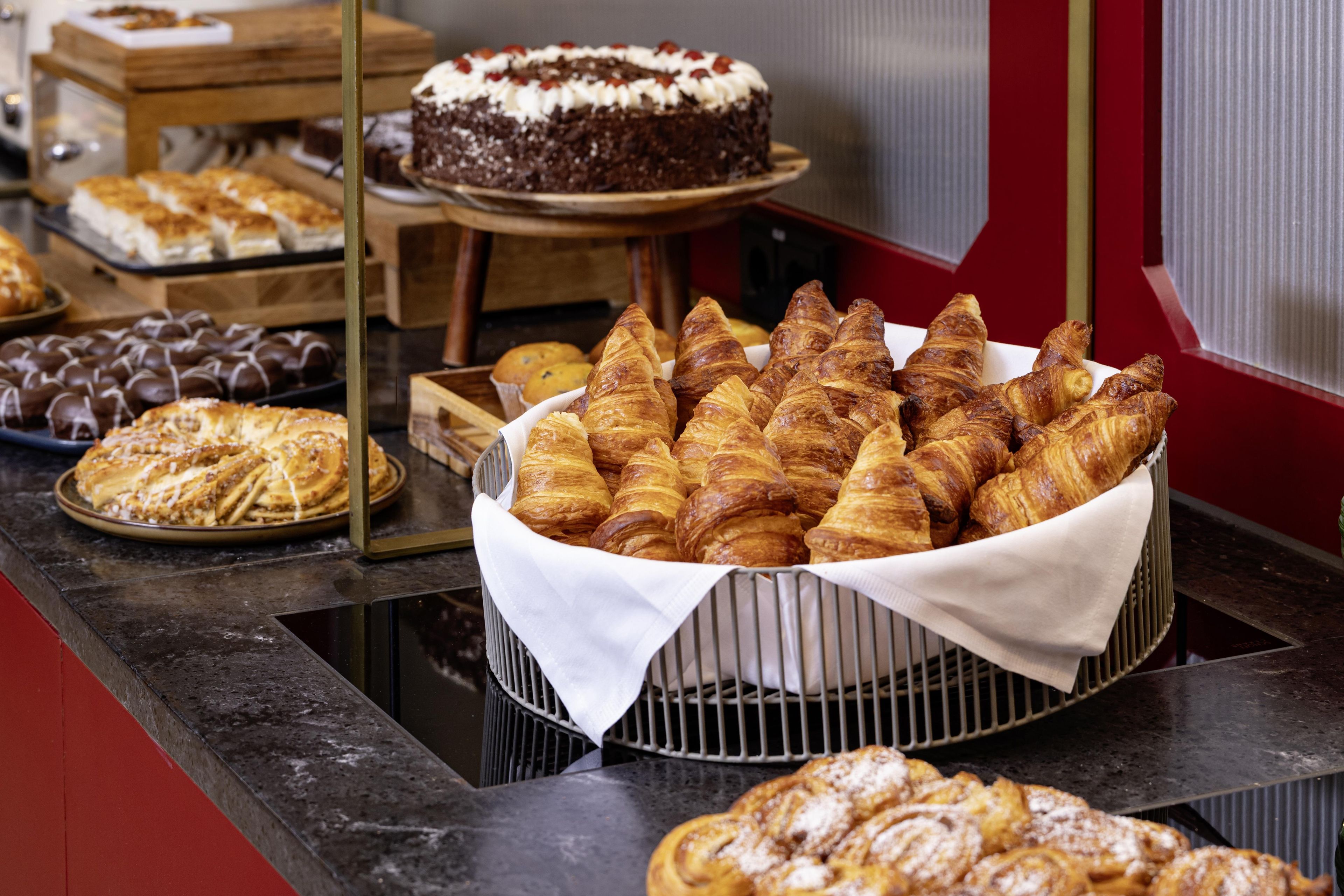 Ein Buffet mit verschiedenen Backwaren, darunter Gebäck und Desserts.