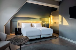 Surmatelas, minibar, coffres-forts dans les chambres, bureau