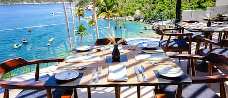 2 restaurantes, se sirven desayunos, comidas, cenas y cocina mexicana