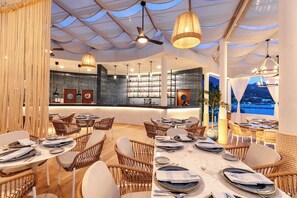 2 间餐厅,供应早餐、午餐和晚餐,墨西哥菜