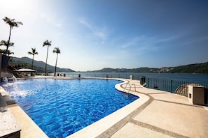 Piscine extérieure, parasols de plage, chaises longues