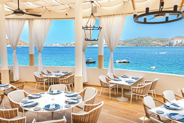 2 restaurants, breakfast, lunch, dinner served; Mexican cuisine