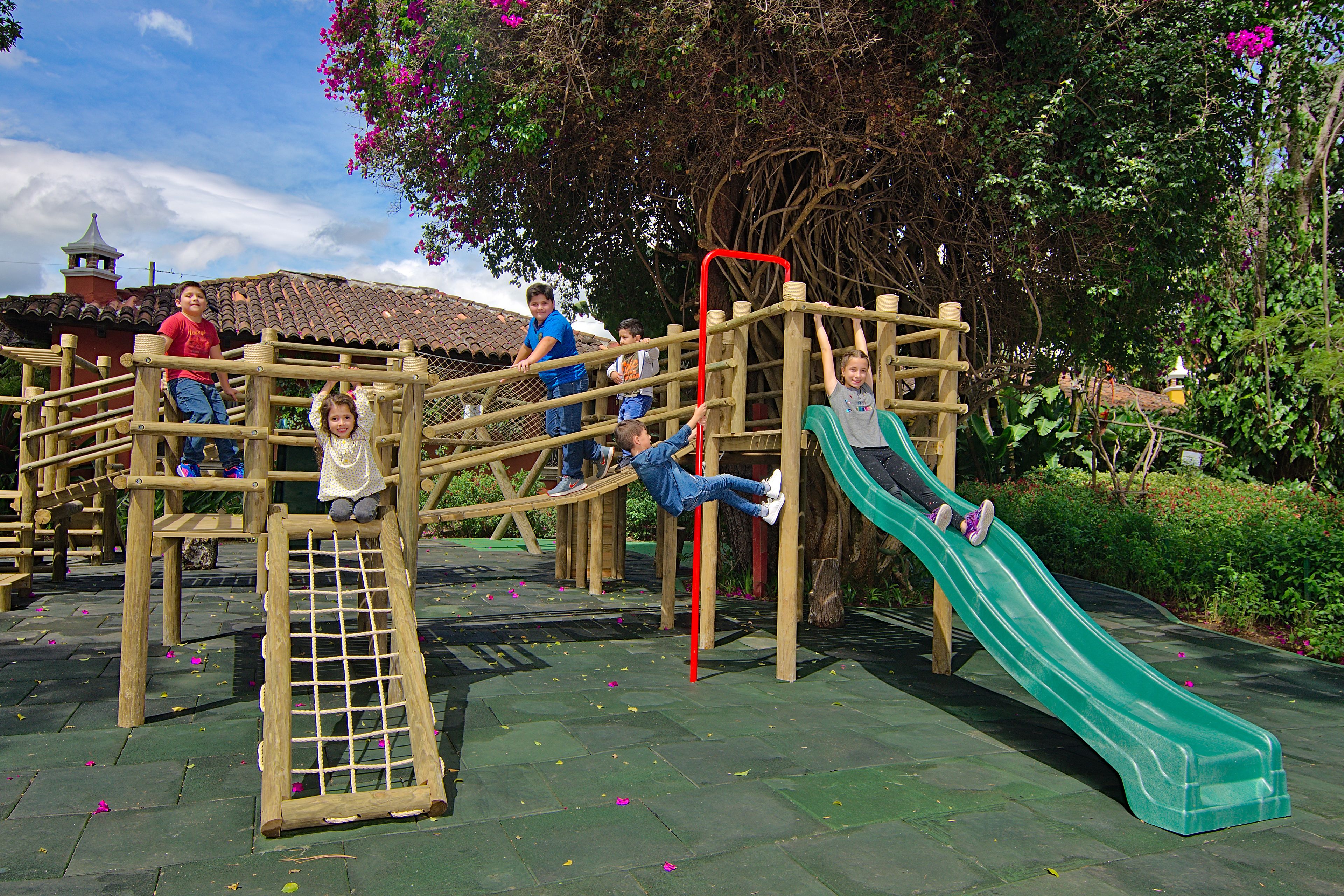 พื้นที่เล่นสำหรับเด็ก - กลางแจ้ง