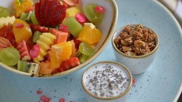 Se ofrece un desayuno completo todos los días (por un coste adicional)