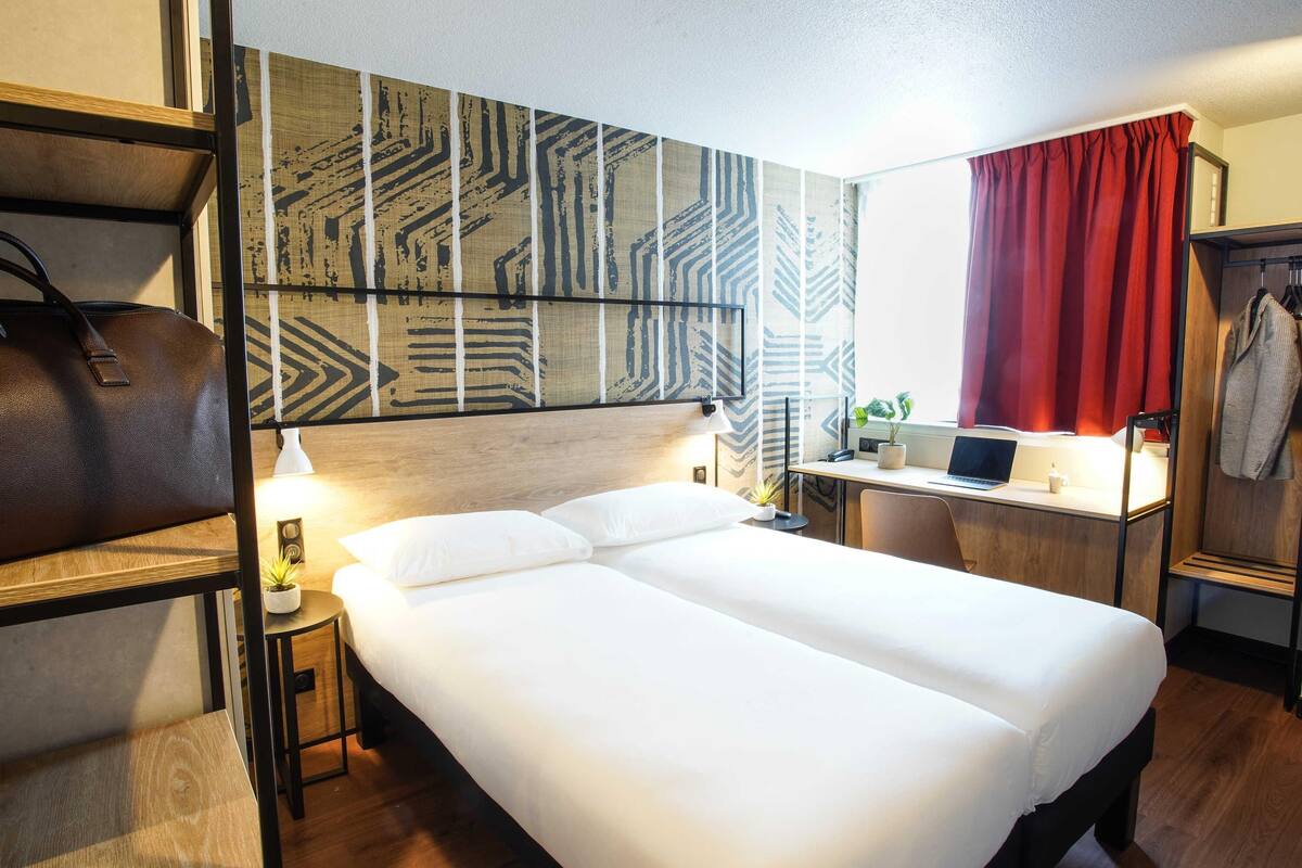 standard room, 2 single beds | select comfort beds, in-room safe, desk, soundproofing