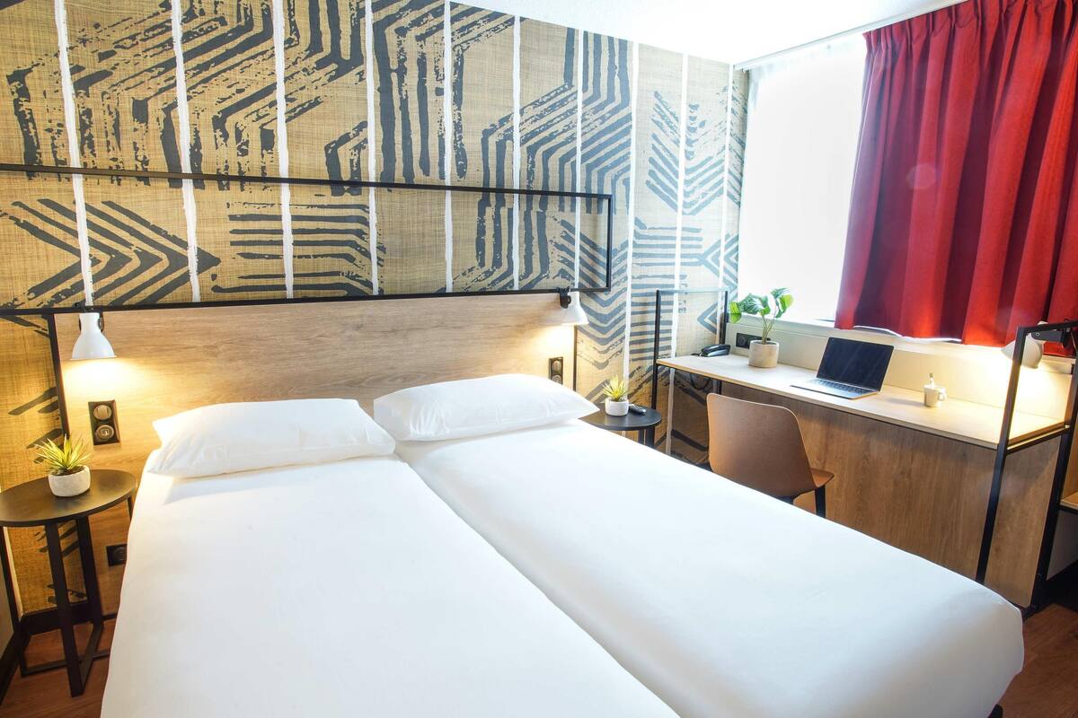 standard room, 2 single beds | select comfort beds, in-room safe, desk, soundproofing