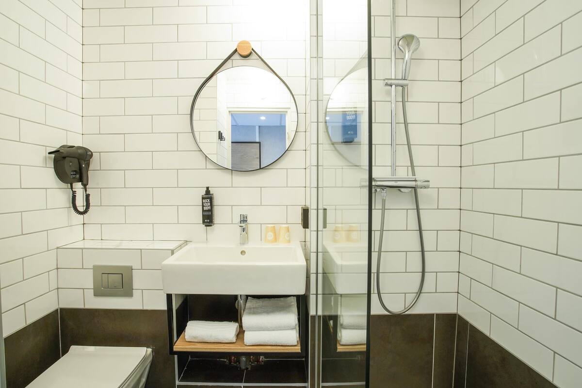 select comfort beds, in-room safe, desk, soundproofing