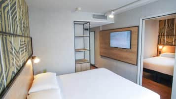 Suite – standard, 2 dobbeltsenger | Senger med Select Comfort-madrass, safe på rommet og skrivebord