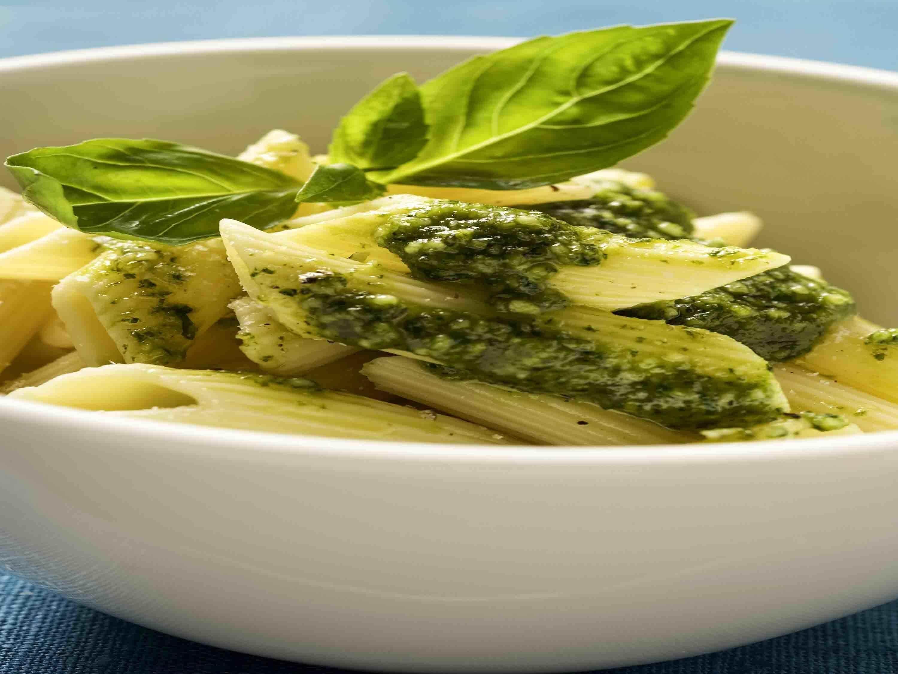 Pasta med pesto og basilikum.
