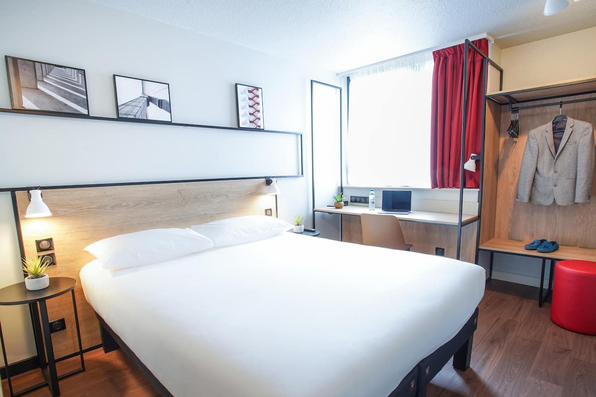 Chambre Standard, 1 lit double | Lit avec matelas Select Comfort, coffre-fort, bureau