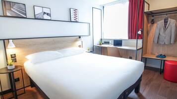 Standaard kamer, 1 tweepersoonsbed | Select Comfort-bedden, een kluis op de kamer, een bureau