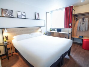 Quarto standard, 1 cama de casal | Camas Select Comfort, cofres nos quartos, escrivaninha