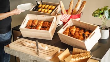 Tägliches Frühstücksbuffet (9.90 EUR pro Person)