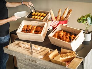 Café da manhã com buffet diário (EUR 9.90 por pessoa) 