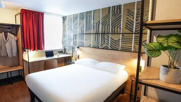 Kamar Standar, 1 Tempat Tidur Double | Tempat tidur Select Comfort, brankas, meja kerja, dan kedap suara