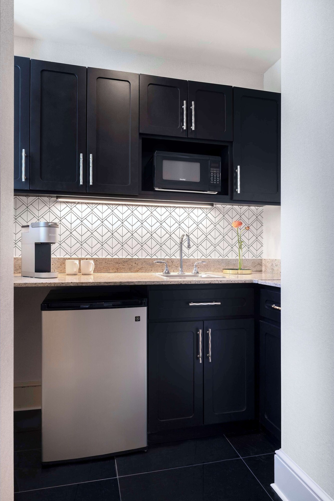 Coffee/tea maker, fridge, microwave