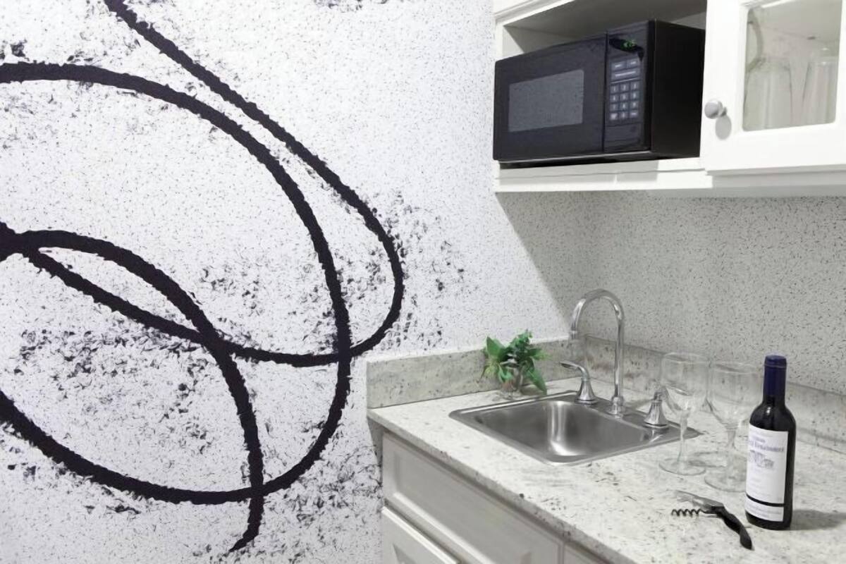 専用キッチン | 冷蔵庫、電子レンジ、コーヒー / ティーメーカー