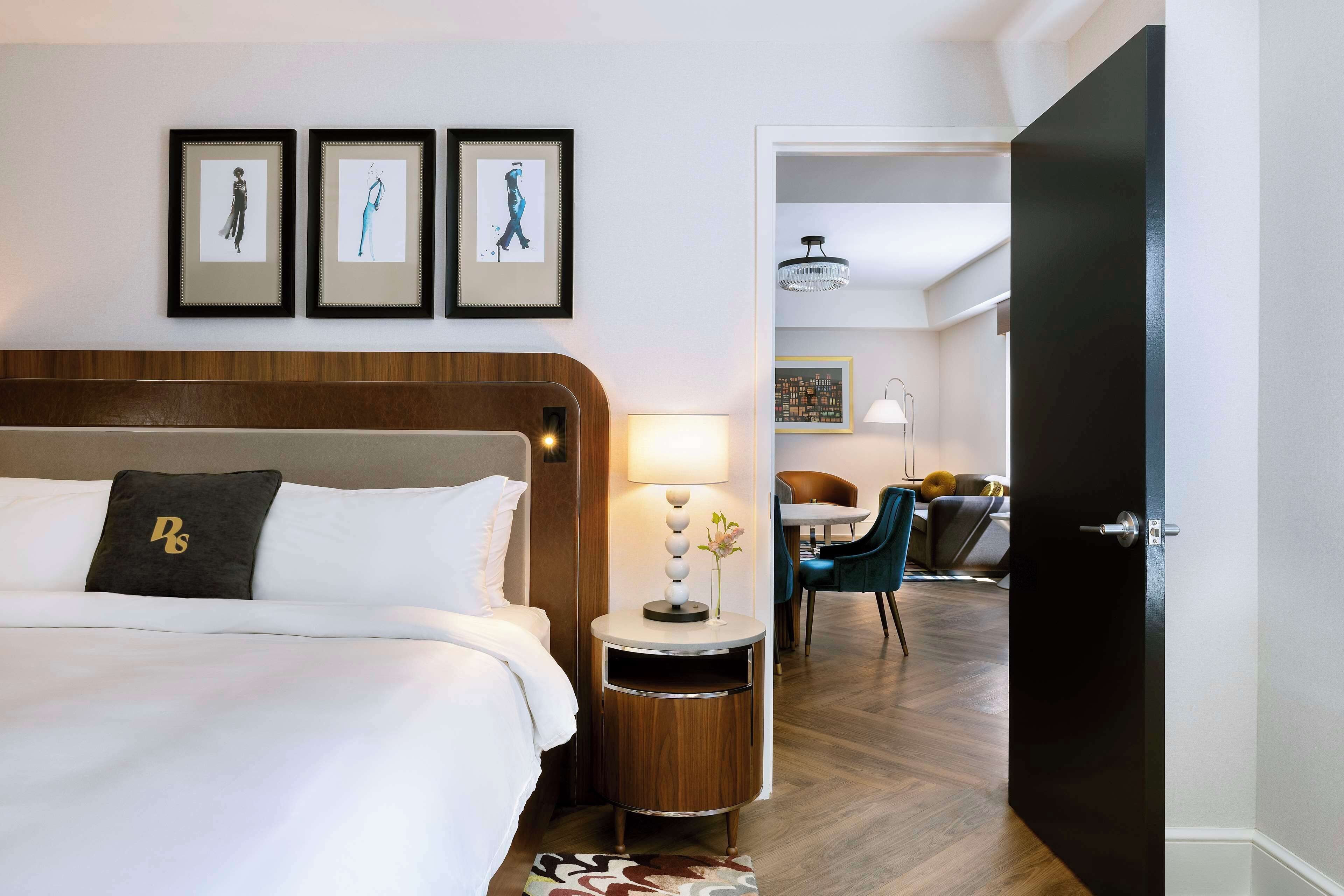 egyptian cotton sheets, premium bedding, in-room safe, desk